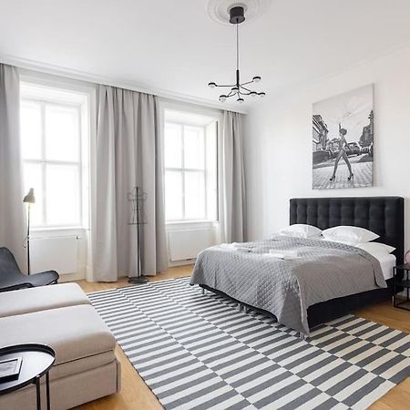 Franz 24 - Typical Viennese Apartment In The Heart Of Vienna Exterior photo