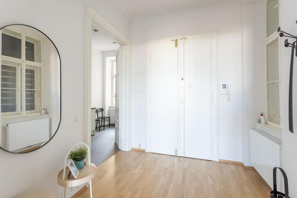Franz 24 - Typical Viennese Apartment In The Heart Of Vienna Exterior photo